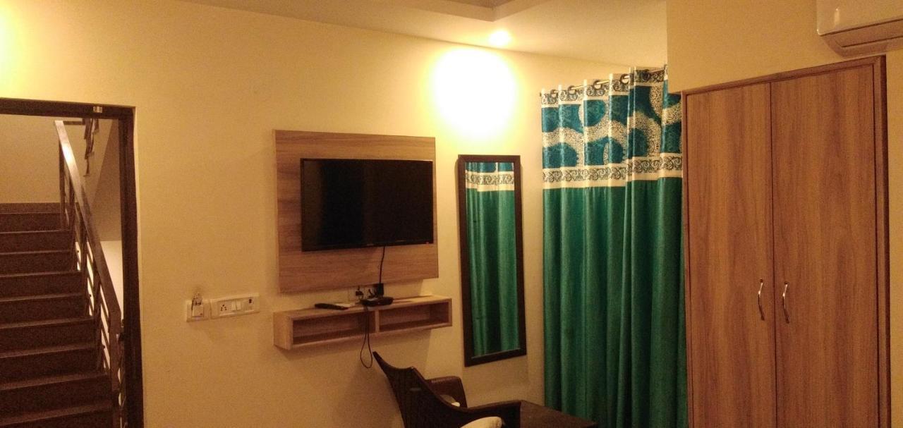 Airport Hotel Golden Bliss Near Delhi Airport Nuova Delhi Esterno foto